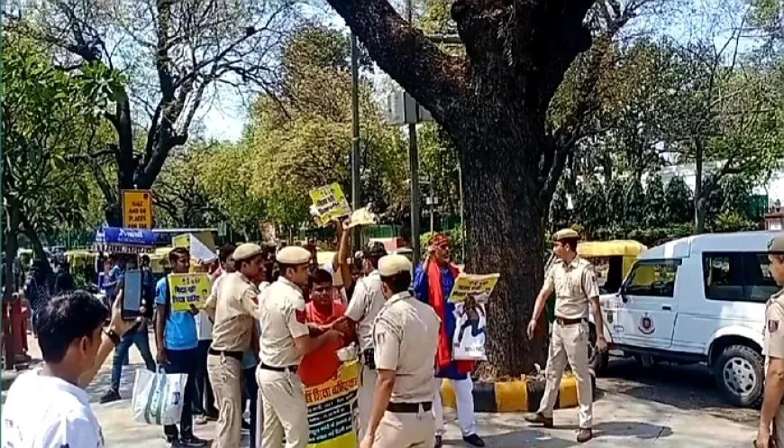 बलिया में पुलिस ने सामान शिक्षा संघर्ष मोर्चा के संयोजक राधेश्याम को हिरासत में लिया है.