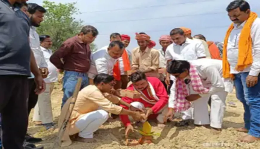 भाजपा जिला महामंत्री ने भूमिपूजन किया और बलिया में कूड़ा निस्तारण के लिए एमआरएफ केंद्र की स्थापना की जा रही है.  इसकी कीमत 21 लाख होगी।