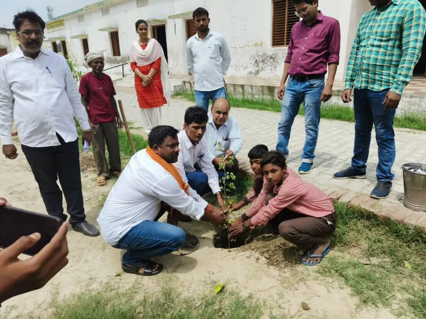 बलिया बीएसए ने 'पेड़ लगाओ-वृक्ष बचाओ' के संदेश के साथ पौधारोपण कर बताए फायदे