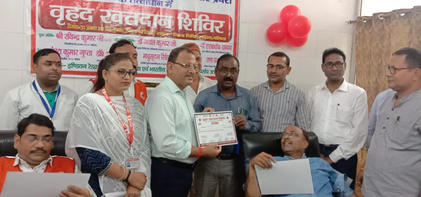 District Hospital Ballia में रक्तदान शिविर, जिलाधिकारी ने किया प्रतिभाग