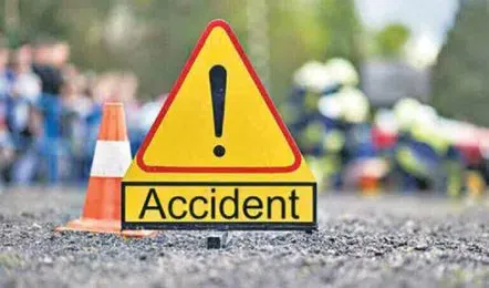 Road Accident in Ballia : पिकअप की टक्कर से कार सवार पांच लोग घायल