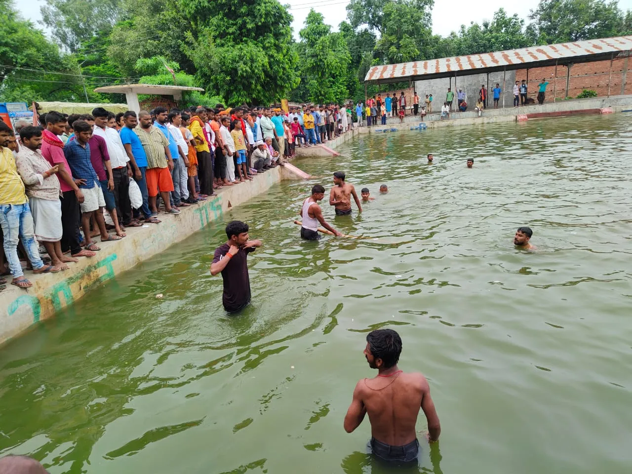 बलिया : पोखरे में खो गया किशोर, मचा कोहराम