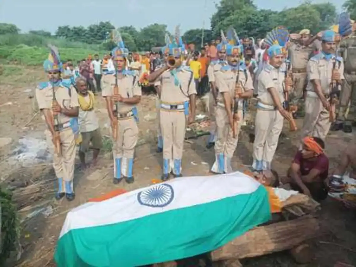 बलियाः गार्ड ऑफ ऑनर के साथ हुआ CRPF जवान का अंतिम संस्कार, बिलख उठा पूरा गांव