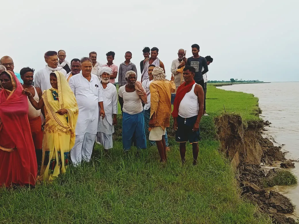 Flood In Ballia : सरयू नदी का तांडव जारी, खेती योग्य जमीन निगल रही लहरें