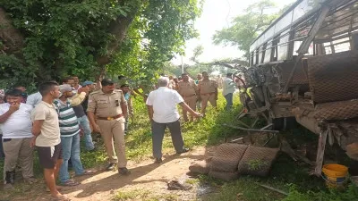 बहराइच में भीषण सड़क हादसा: रोडवेज बस और ट्रैक्टर-ट्रॉली की भिड़ंत में दो बच्चों की मौत, 13 घायल