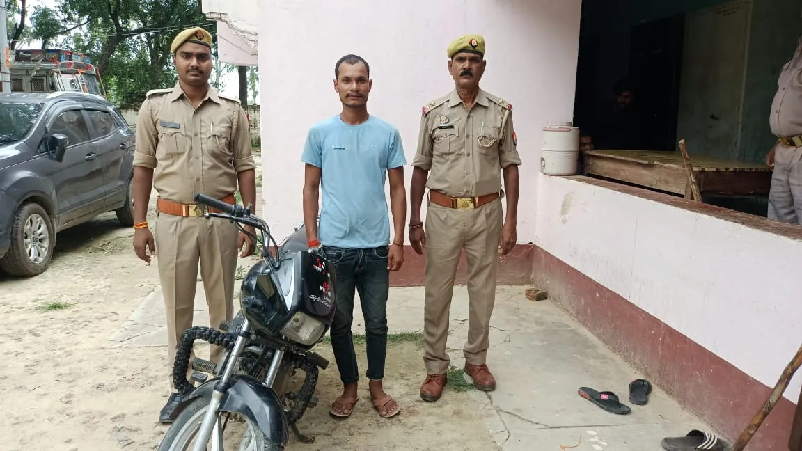 Ballia Police को मिली सफलता, चोरी की बाइक के साथ युवक गिरफ्तार