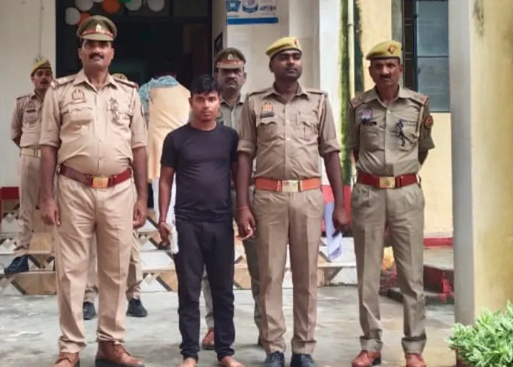 बलिया पुलिस ने एक ऐसे युवक को गिरफ्तार किया है, जो...