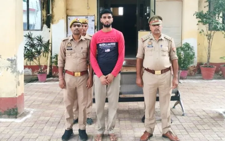 Ballia Police को रेलवे स्टेशन के पास मिली सफलता, संगीन धाराओं में वांछित युवक गिरफ्तार