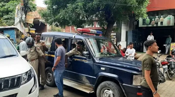 दिनदहाड़े ATM कैश वैन से लाखों की लूट, गोली मारकर गार्ड की हत्या, तीन घायल