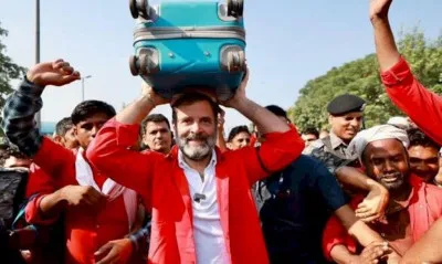 राहुल गांधी ने आनंद विहार रेलवे स्टेशन पहुंचकर कुलियों से की बातचीत, यूनीफॉर्म पहनकर उठाया सामान