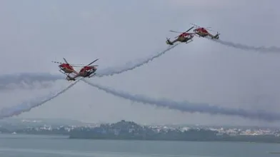 Bhopal Air Show: भारतीय वायुसेना ने आसमान में दिखाया अपना शौर्य, बड़ी संख्या में लोगों ने शो का उठाया आनंद