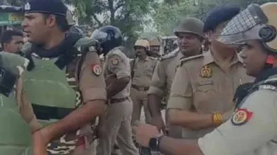 कौशांबी ट्रिपल मर्डर केस : मामले में दो पुलिसकर्मियों पर हुई कार्रवाई 