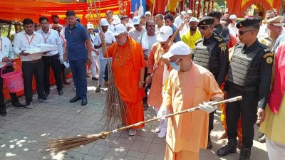 सीतापुर पहुंचे सीएम योगी ने चक्रतीर्थ पर झाड़ू लगाकर शुरू किया स्वच्छ्ता अभियान 