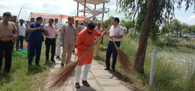 स्वच्छता श्रमदान : बलिया में प्रभारी मंत्री, विधायक, नोडल अधिकारी, डीएम और सीडीओ ने किया श्रमदान