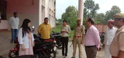 Ballia News : अचानक CHC पहुंचे डीएम, अनुपस्थित मिले अधीक्षक और फार्मासिस्ट पर गिरी गाज