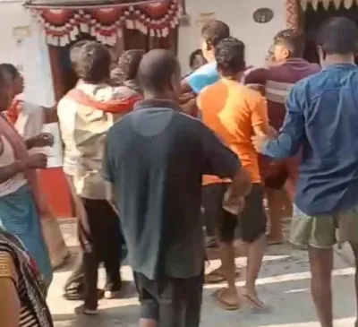 Ballia : पट्टीदारों में जमीनी विवाद में मारपीट, Video वायरल ; 13 पर केस