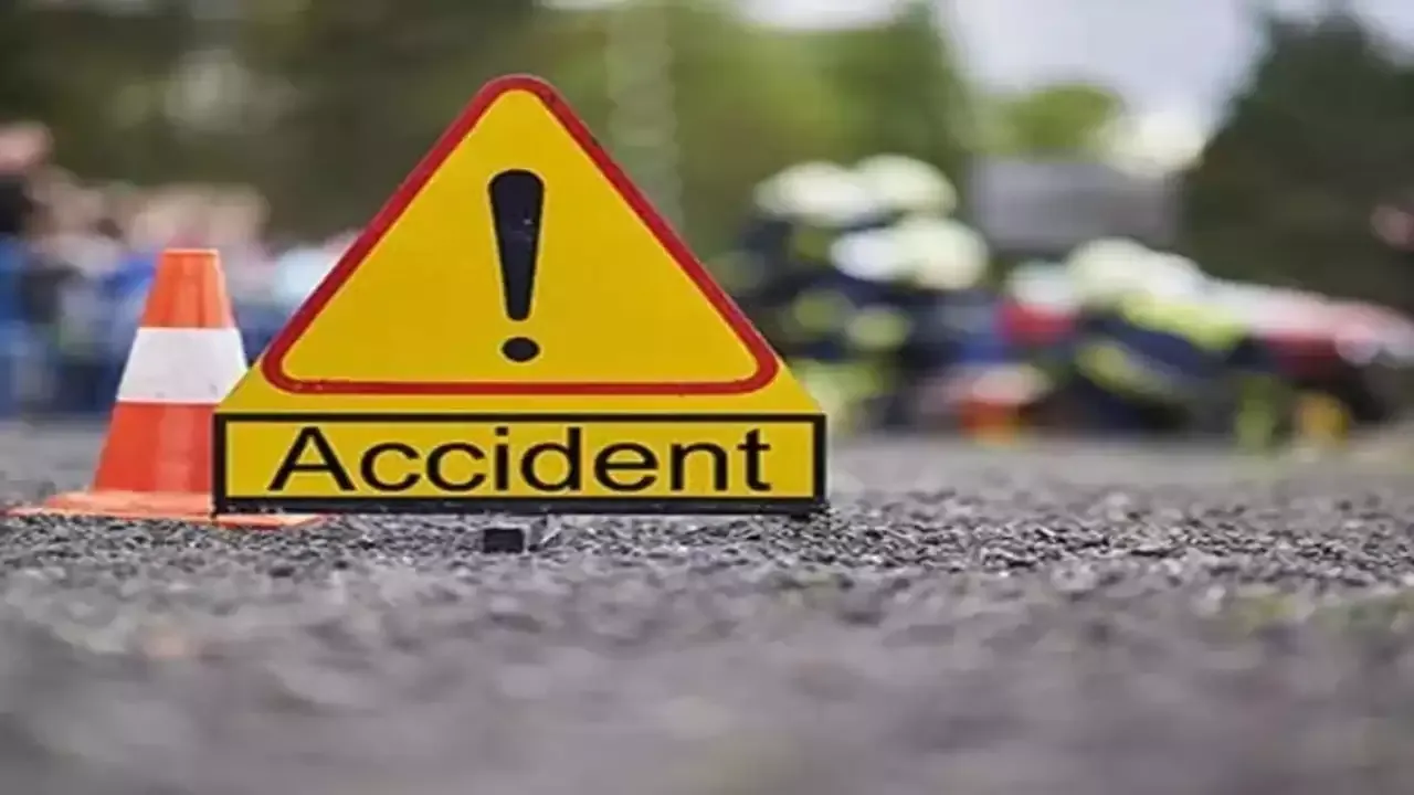 Ballia Road Accident: बलिया में अभी अभी Road Accident, बाइक सवार युवक की मौत ; दूसरा गंभीर