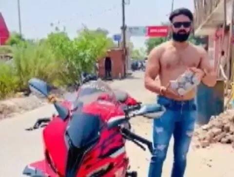 youtuber को पुलिस ने लगाई फटकार, बीयर बांटते वायरल हुआ था वीडियो