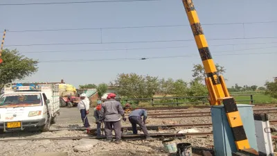 बाराबंकी : ट्रेन आने का बहाना बताकर आधे घंटे बंद रखा क्रॉसिंग,राहगीरों को झेलनी पड़ी मुसीबत