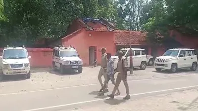 Video: बलिया में ADG और DIG की Raid, तीन पुलिसकर्मियों समेत 20 को पकड़ा-कई काले कारनामों का खुलासा 