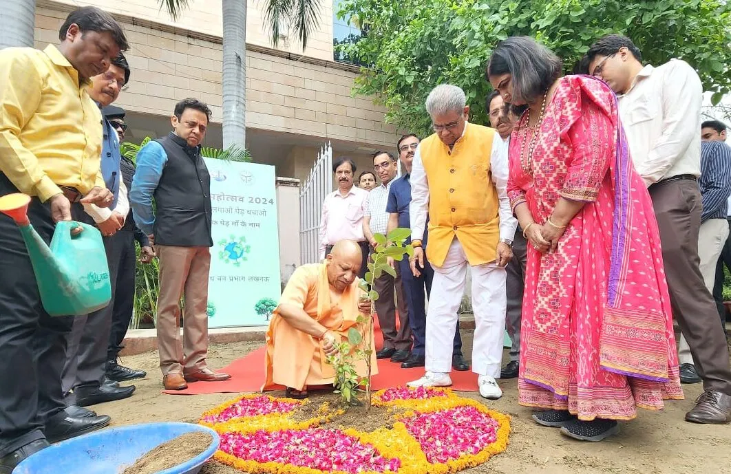 मां के नाम से एक पेड़ लगाकर सीएम योगी ने अभियान का किया शुभारंभ