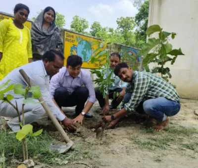 बलिया : 'मां के नाम' मोहगनी का 151 पौधा लगाकर खंड शिक्षा अधिकारी ने दिया यह संदेश