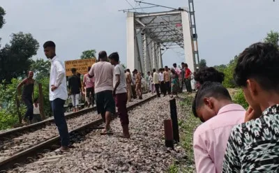 सीतापुर: रील बनाते समय ट्रेन की चपेट में आए तीन लोग, मौत...बनाने वाला ही जिंदा बचा