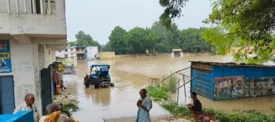 बलिया में तबाही मचाने को बेताब गंगा, घाघरा और टोंस की लहरे, फ्लड एरिया में मची अफरा-तफरी ; डूबे कई सम्पर्क मार्ग