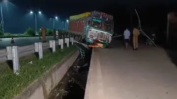 बड़ी खौफनाक थी टक्कर, उछलकर नाले में गिरा ट्रक का टायर, 10 लोगों की मौत