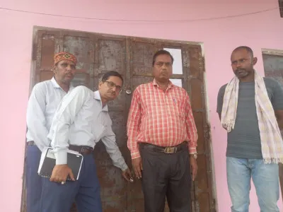 Ballia News : बगैर मान्यता संचालित स्कूल पर बीईओ ने जड़ा ताला