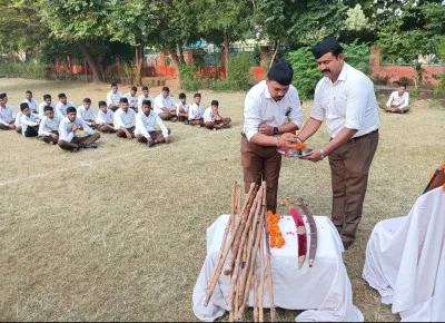 शस्त्र पूजन कर स्वयंसेवकों ने मनाया विजयदशमी पर्व