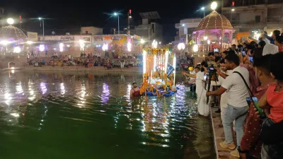 Sharad Purnima 2024: शरद पूर्णिमा के दिन चंद्रमा से हुई अमृत वर्षा, निकली झांकियां 