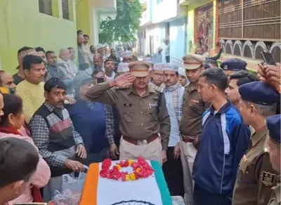 Etawah: सीआरपीएफ जवान की हृदयगति रुकी, हुए शहीद, गांव पहुंचा पार्थिव शरीर, गमगीन हुए हजारों लोग