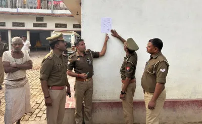 हत्या के प्रयास में शामिल दो अभियुक्तों के घर पर नोटिस चस्पा, बलिया पुलिस ने कराई मुनादी