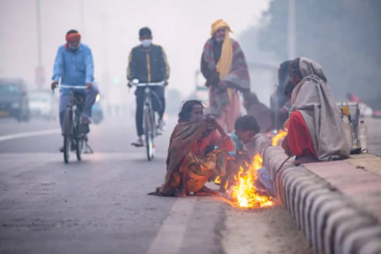 Bihar Weather: बिहार में ठंड से लोगों का हाल बेहाल, तापमान पहुंचा 4.3°C, इन दो जिलों में शीतलहर का अलर्ट