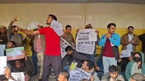 बीपीएससी की 70वीं पीटी परीक्षा रद्द करने की मांग को लेकर पटना में अभ्यर्थियों का प्रदर्शन 