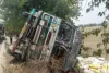 बलिया : गेहूं ले जा रहा ट्रक पलट गया, लेकिन चालक व एक सहायिका बाल-बाल बच गए