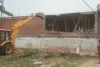गाजीपुर में गरजा सरकारी बुलडोजर : अवैध कब्जे से बने मकानों को तोड़ा गया, एसडीएम समेत भारी पुलिस बल मौजूद