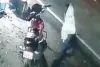 बलिया में स्वर्ण व्यवसायी की बाइक से सात लाख के आभूषण चोरी, पूरी घटना CCTV में कैद