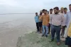 बलिया : सरयू नदी की लहरों का उत्पात, गोपाल नगर में कटान का SDM ने किया निरीक्षण