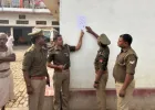 हत्या के प्रयास में शामिल दो अभियुक्तों के घर पर नोटिस चस्पा, बलिया पुलिस ने कराई मुनादी