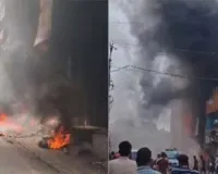 दो दुकान के साथ बाहर खड़ी एक कार व मोटरसाइकिल जलकर हुई खाक