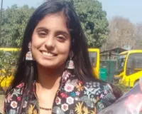 बलिया: 12वीं कक्षा की टॉप छात्रा जान्हवी सिंह ने भविष्य के लिए अपनी आकांक्षाओं के बारे में बात करते हुए कहा कि शिक्षक की बेटी की आकांक्षाएं ऊंची हैं.