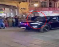 PM मोदी की सुरक्षा में बड़ी चूक, अज्ञात शख्स ने कार में फेंकी चप्पल