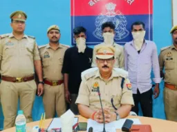 बलिया पुलिस के हत्थे चढ़े लिफ्ट मांगकर बाइक और मोबाइल लूटने वाले तीन बदमाश