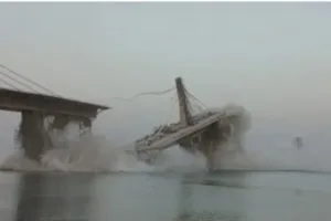 Bihar news: बिहार केभागलपुर में बड़ा हादसा, गंगा नदी पर बन रहा पुल गिरा, सामने आया वीडियो