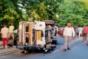 Road accident in ballia: बलिया में पिकअप ने बाइक सवार को कुचला, हादसे में युवक की मौत