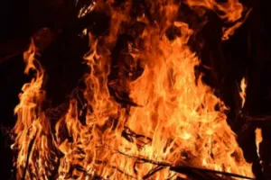 Ballia news:बलिया में लगी आग, घंटों तक मची अफरातफरी, 100 से ज्यादा घर जलकर खाक।