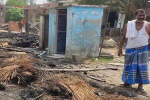 Ballia News: बस्ती में आग लगने से 4 झोपड़ियां जलकर राख, मवेशियों को बचाने के प्रयास में 2 महिलाएं झुलसीं