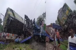 Train Accident: बंगाल में बड़ा हादसा: आपस में टकराई दो मालगाड़ियां, 8 बोगी बेपटरी- 14 ट्रेनें रद्द